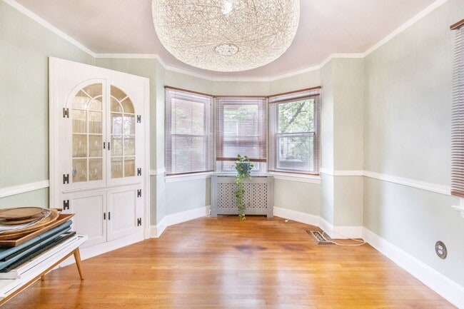 Building Photo - Beautiful Updated 3 BR/2.5 BA single-Famil...
