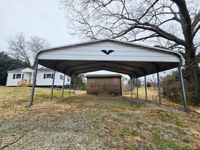 Building Photo - This charming 2 bedroom, 1 bathroom home is now available for rent.