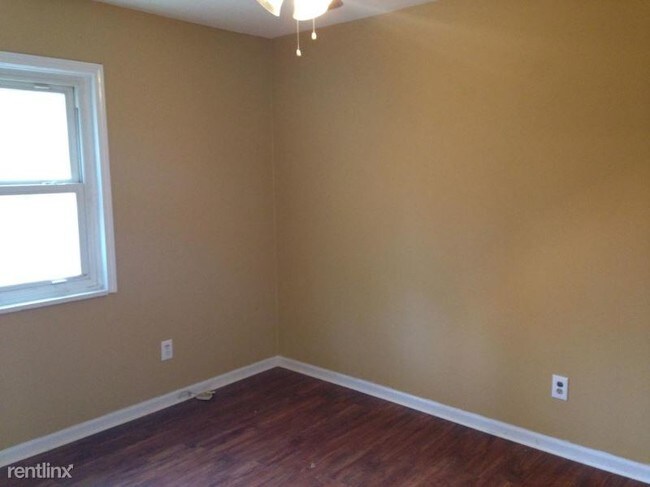 Building Photo - 3 br, 1 bath House - 124 Riverview Court