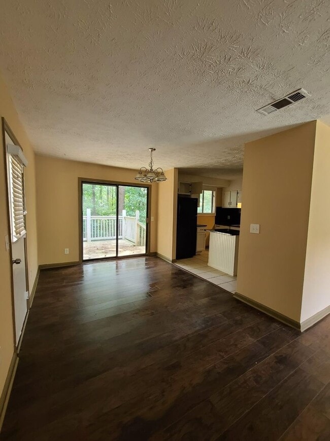 Foto del edificio - Conveniently Located 3 Bedroom 1 1/2 Bath ...