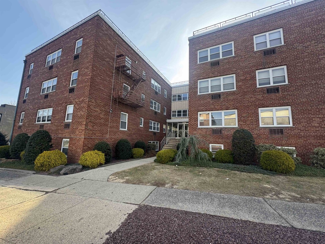 Primary Photo - 420 Broad Ave