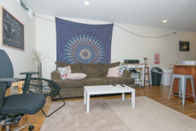 Foto del edificio - AMAZING BROOKLINE 3 BED!!!!