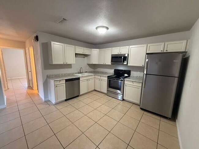Building Photo - Gulf Breeze - Greenbriar Estates- 2 bedroom, 1 bathroom - water and lawn care included