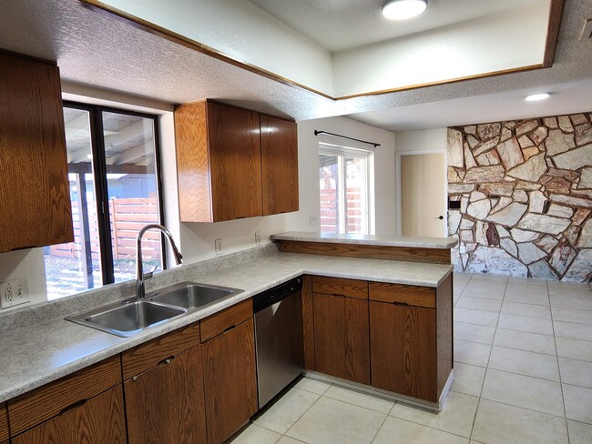 Building Photo - 1109 S Ocotillo Dr