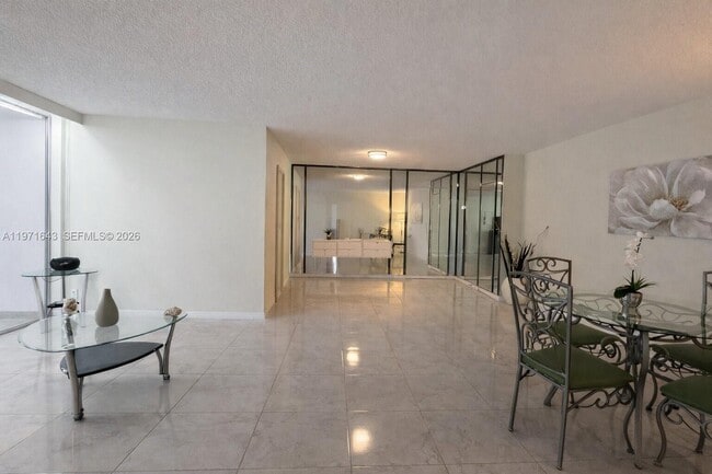 Foto del edificio - 950 NE 199th St