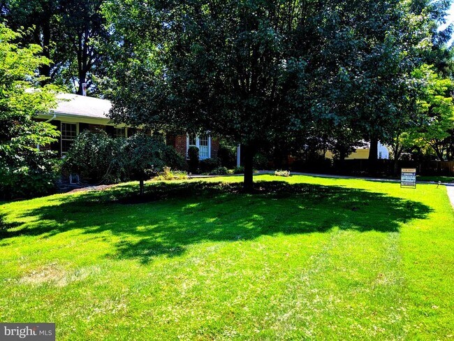 Foto del edificio - 8702 Thunderbird Ct