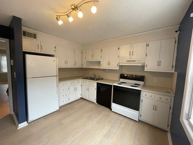 Eat-in kitchen - 1300 Larchmont Plz