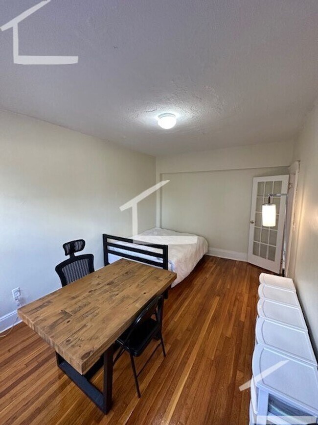Building Photo - Gorgeous renovated studio with great location in Brighton available NOW!!