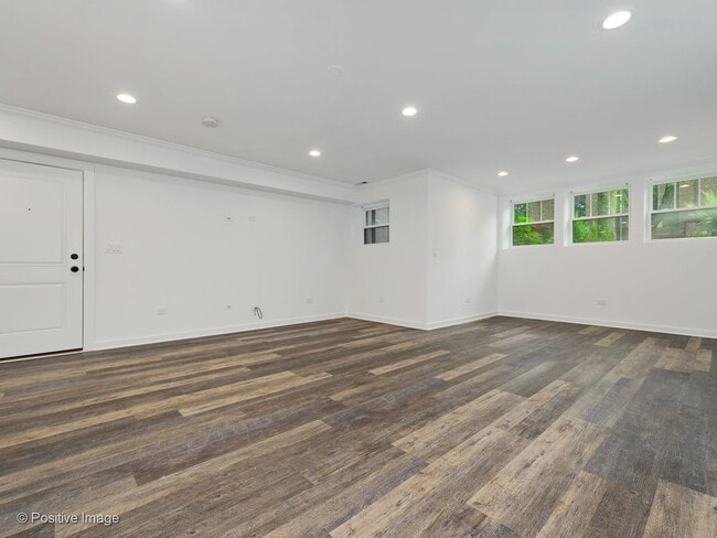 Building Photo - 7314 N Claremont Ave