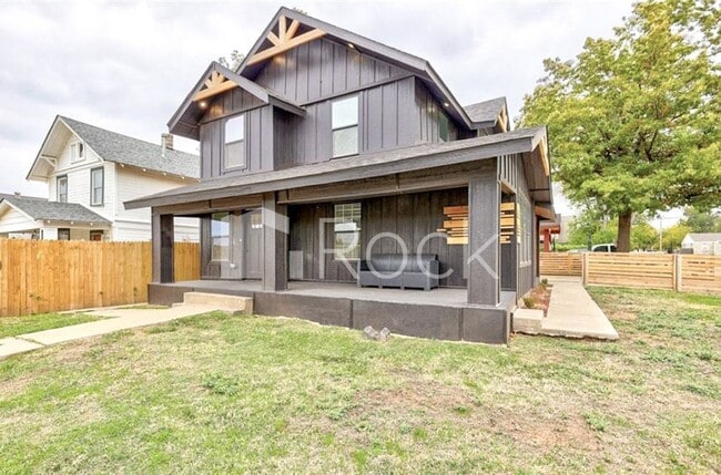 Foto del edificio - 4 Bedroom Home with 2.5 Bathrooms on a Corner Lot near Plaza District