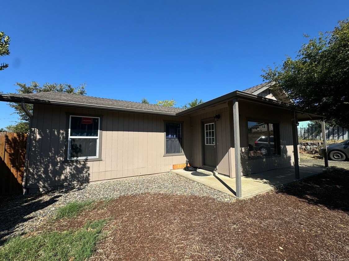 Building Photo - 3 bedroom house with Large backyard