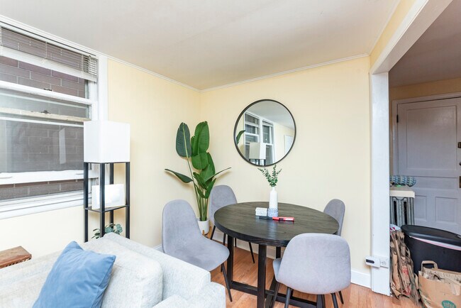 Foto del edificio - 1654 W Melrose St