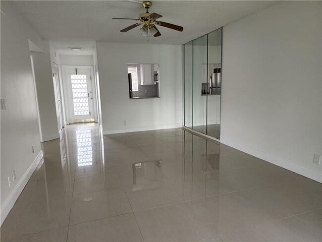 Foto del edificio - 9911 Sandalfoot Blvd