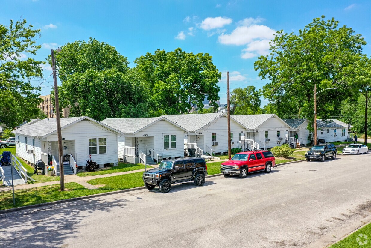 Primary Photo - 2619 Hadley St