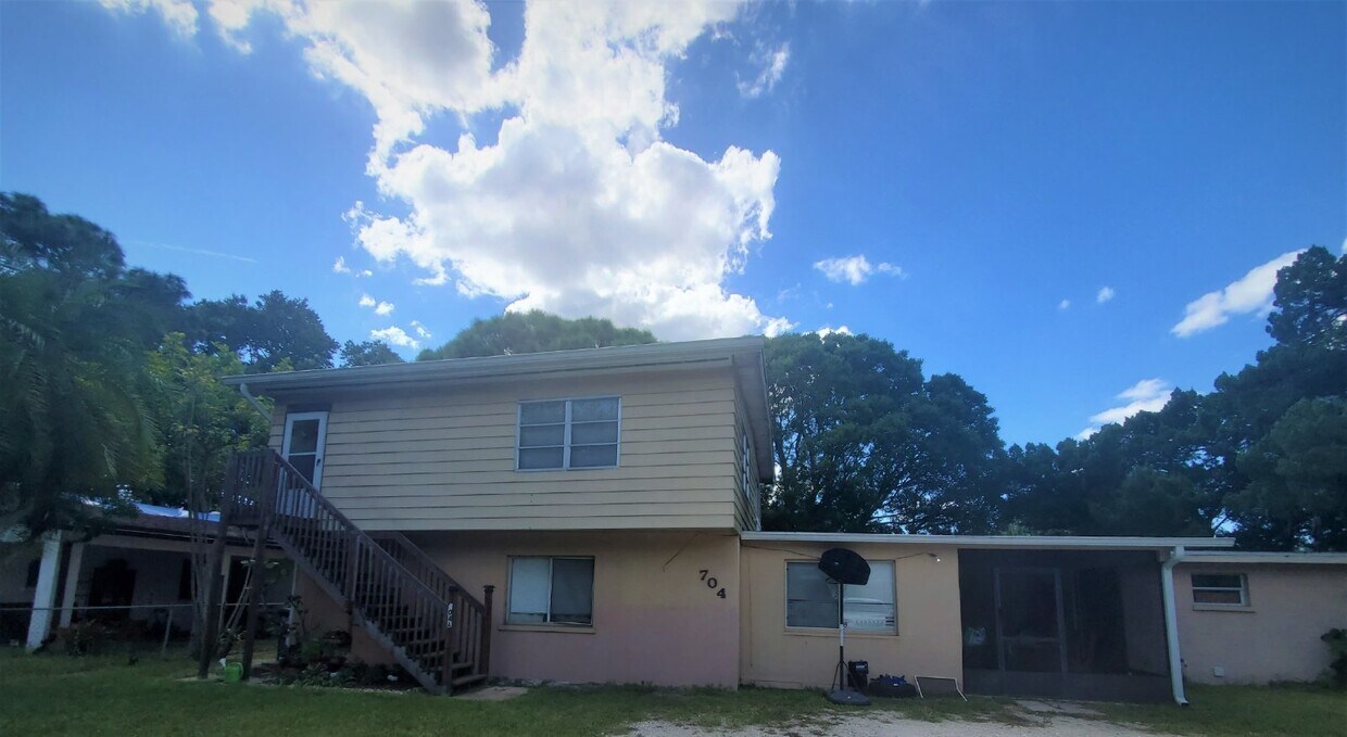 Primary Photo - Annual One Bedroom One Bath Upstairs Condo...