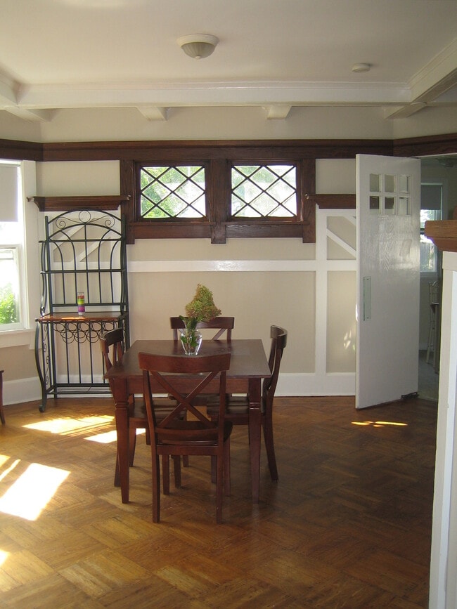 Building Photo - 407 2nd Ave