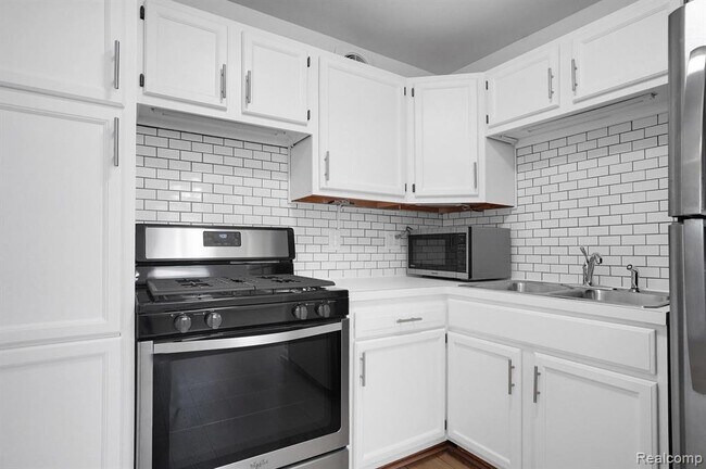 Building Photo - 3225 Benjamin Ave