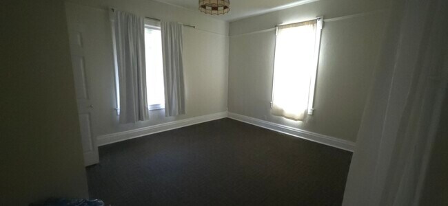 Foto del edificio - 409 Lakeway Dr