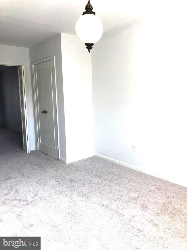 Building Photo - 8447 Lakinhurst Ln