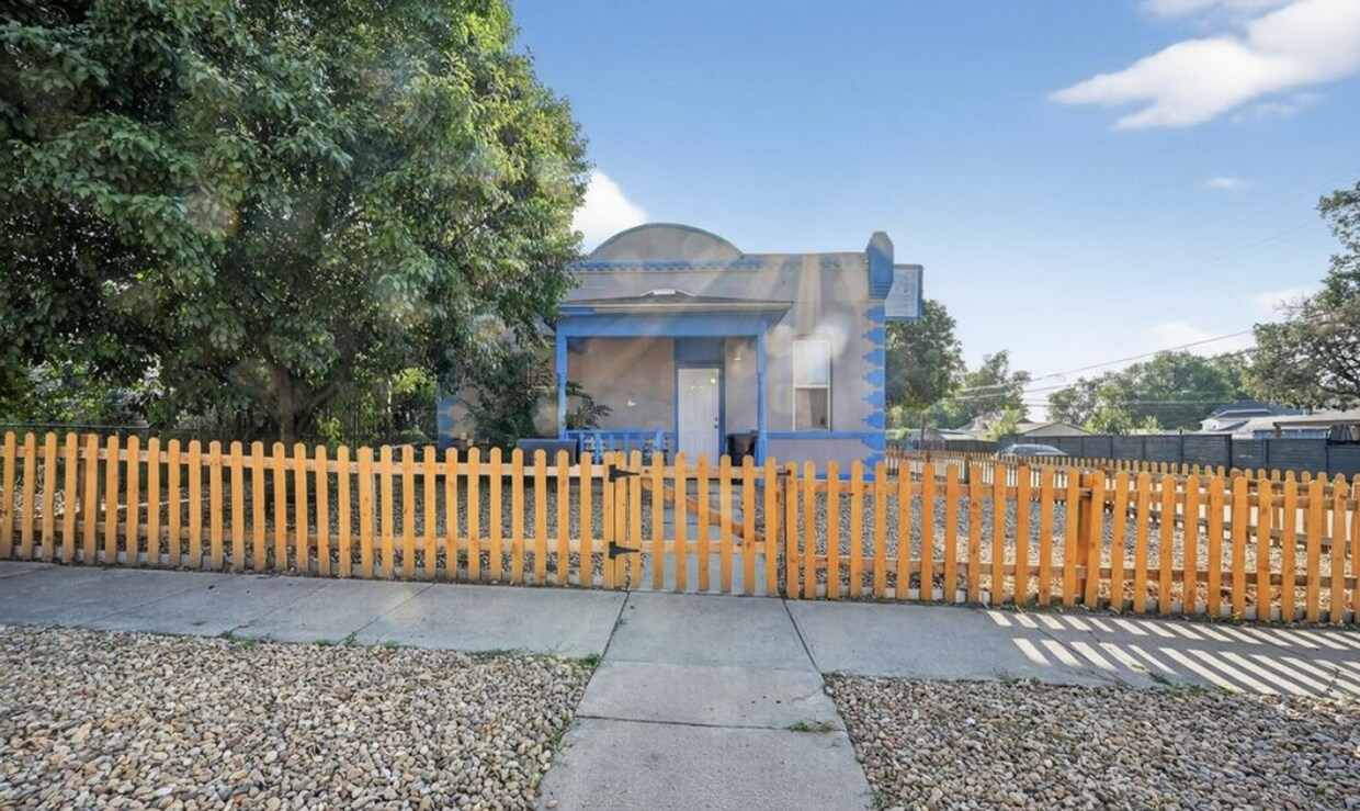 Charming half duplex in Sloane's Lake - Charming half duplex in Sloane's Lake