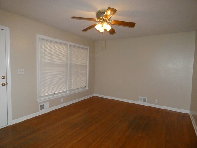 Building Photo - 409 Hooke Ave