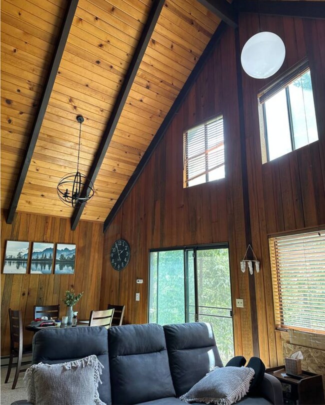 Foto del edificio - 23970 Yellow Pine Rd