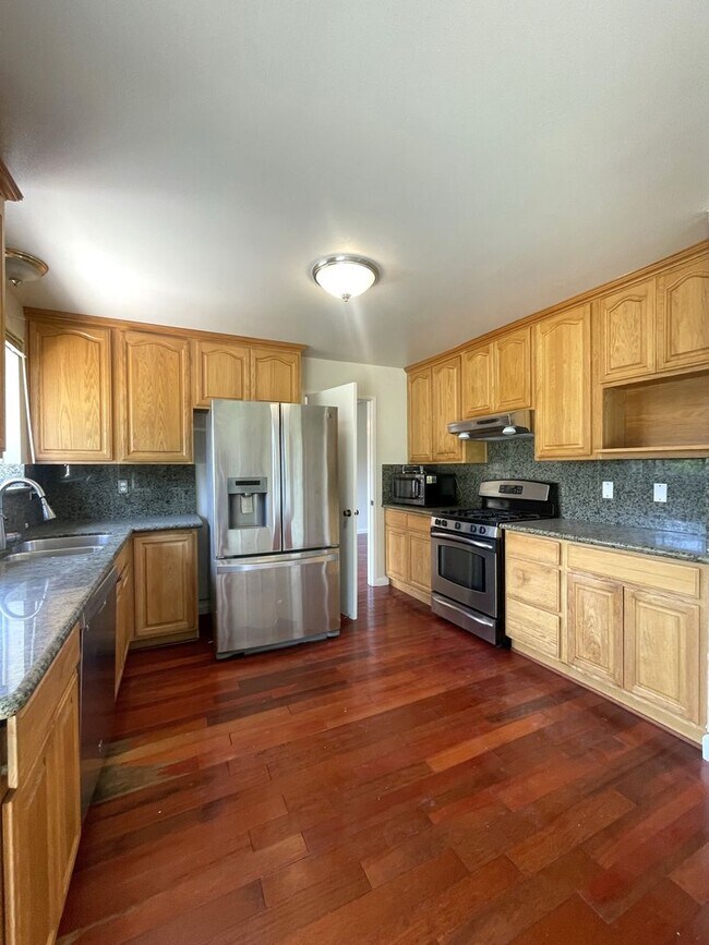 Building Photo - Recent Rent Decrease! This is a steal for ...