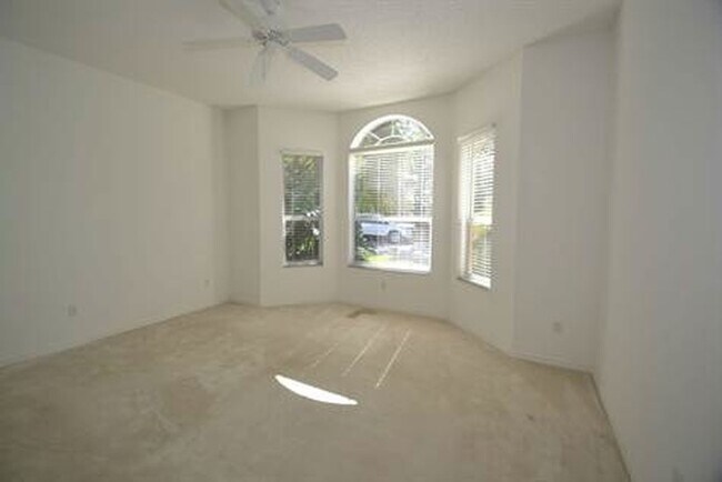 Rincón para desayunar y disfrutar de la vista frontal. - 2322 Callaway Dr