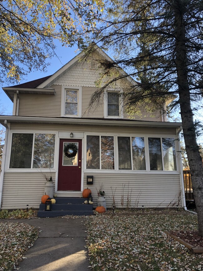 Building Photo - 1318 4th St