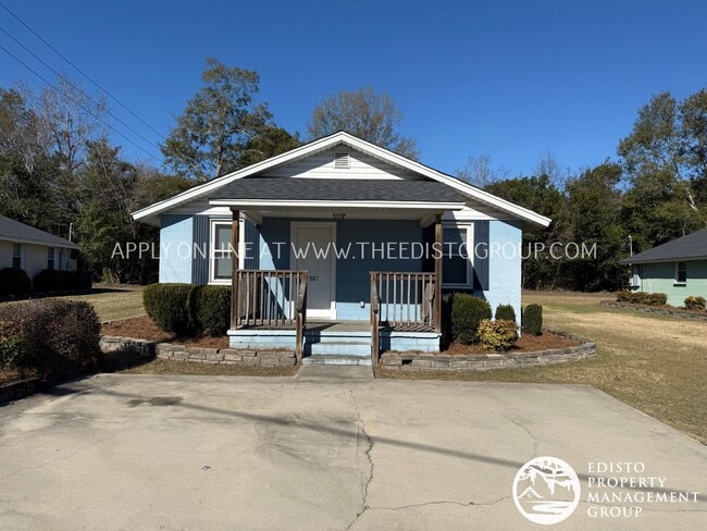 Building Photo - Freshly Renovated 3-Bedroom with Screened Porch