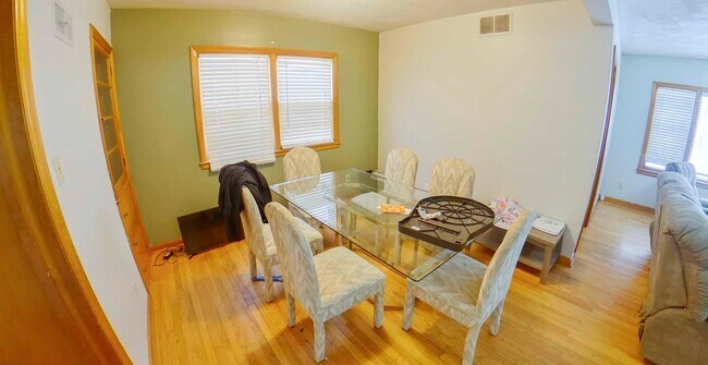 Foto del edificio - 3D Tour Available - Close to KSU Campus + Off-Street Parking + BIG Rooms + Washer & Dryer Include...