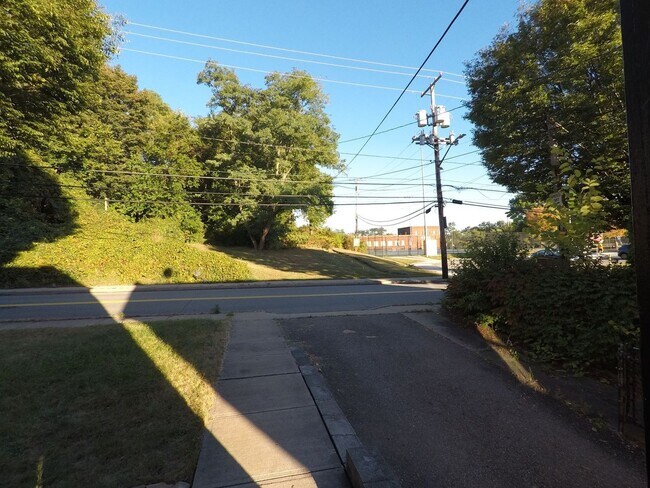 Foto del edificio - 1744 Pioneer Ave