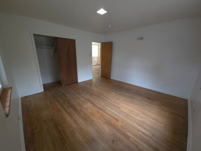 Building Photo - Preleasing Large stand alone house at 19th...