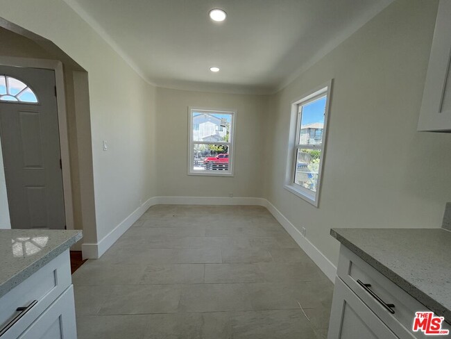 Foto del edificio - 8640 Baring Cross St