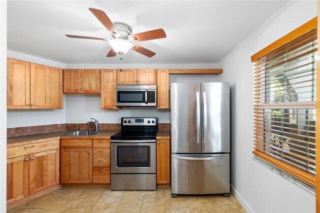 Building Photo - 8765 Bardmoor Blvd