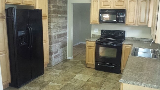 Foto del edificio - Large 2 Story Home 2540 SFT 3 Bed 2 Bath Home