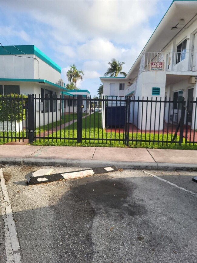 Foto del edificio - 2101 Calais Dr