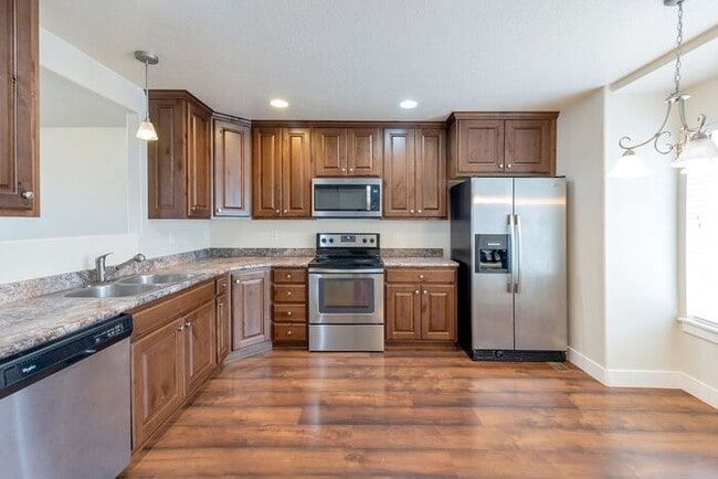Building Photo - Gorgeous Provo Townhome