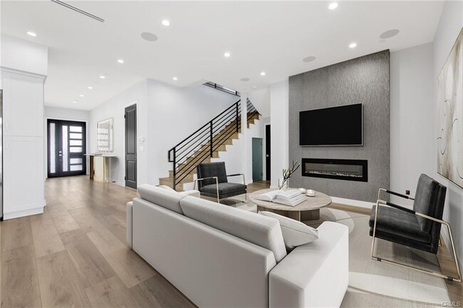 Building Photo - 251 S Griffith Park Dr