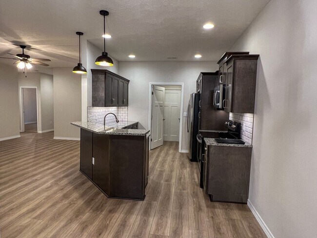 Foto del edificio - NEW LUXURY 3 BED 2 BATH 2 CAR GARAGE DUPLEX