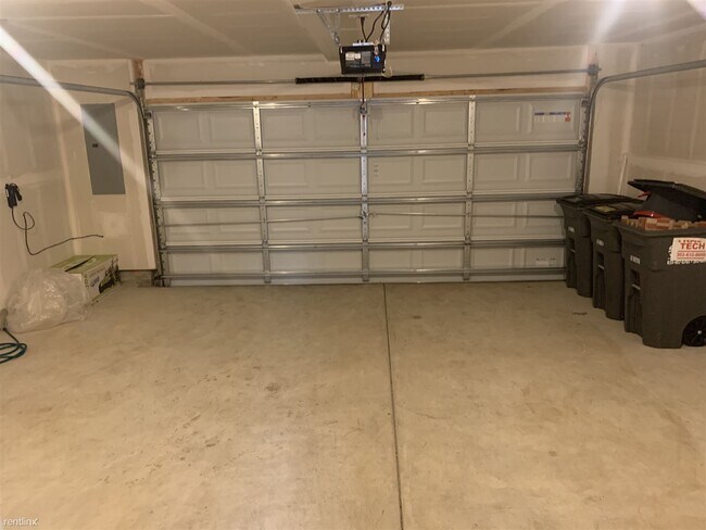 Building Photo - 3 br, 2.5 bath Townhome - 343 South Parkwa...