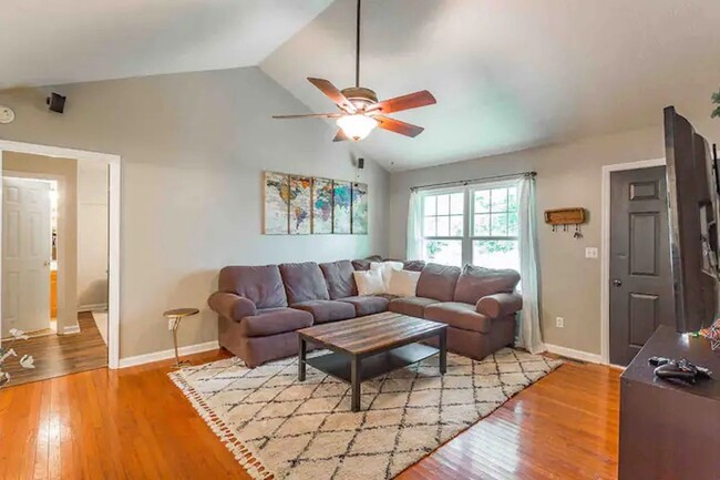 Building Photo - 1775 Autumn Dr. NE - Spacious 3 bed/2 bath...