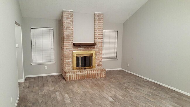 Foto del edificio - 5618 Stone Creek Dr