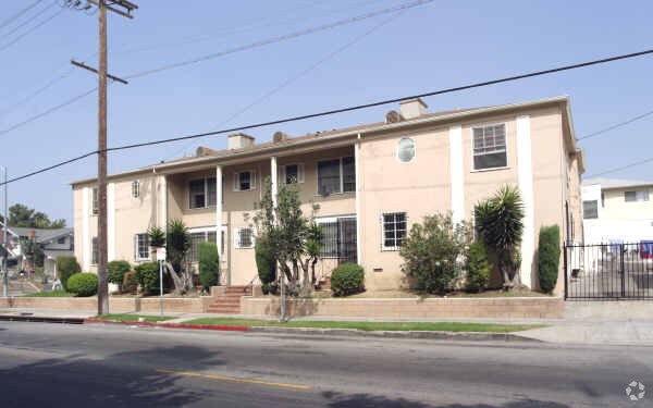 Foto del edificio - 3219-3221 James M Wood Blvd