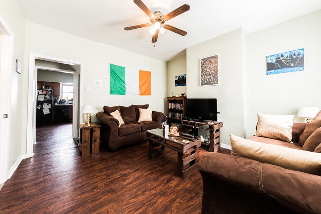 Building Photo - AVAILABLE MAY  - 2 Bedroom 1.5 bathroom Ho...