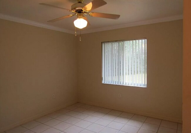 Building Photo - 2401 Como St