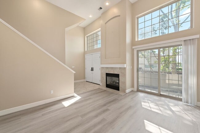 Building Photo - 3 bedroom 2.5 bath townhome with multiple ...