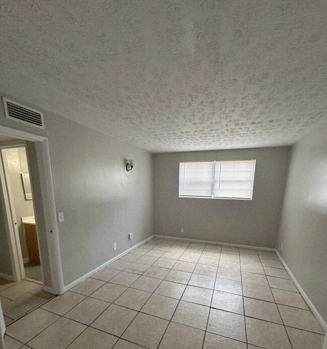 Building Photo - 2862 W 1st St