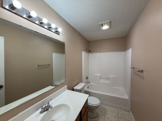 Foto del edificio - Available Now!