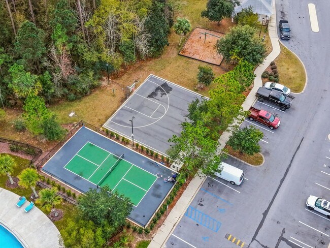 Foto del edificio - 3 Bedroom End Unit with a Lake View!!